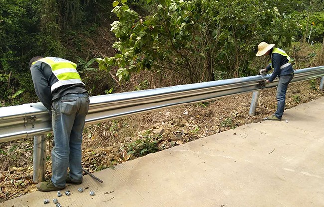 南宁高速公路护栏的定期维护与保养