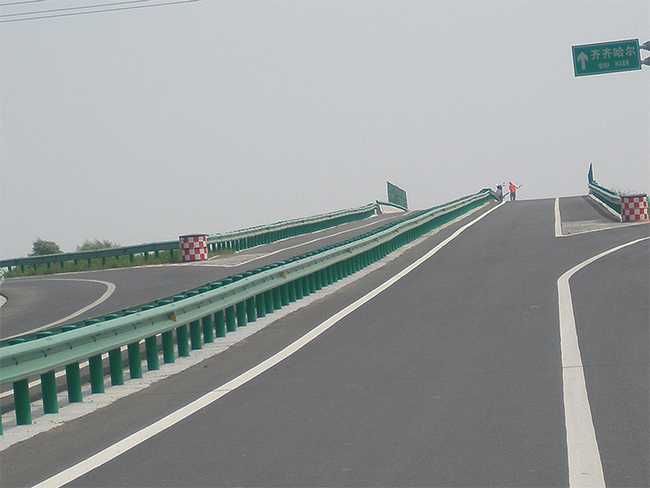 南宁高速公路护栏的材质与规格